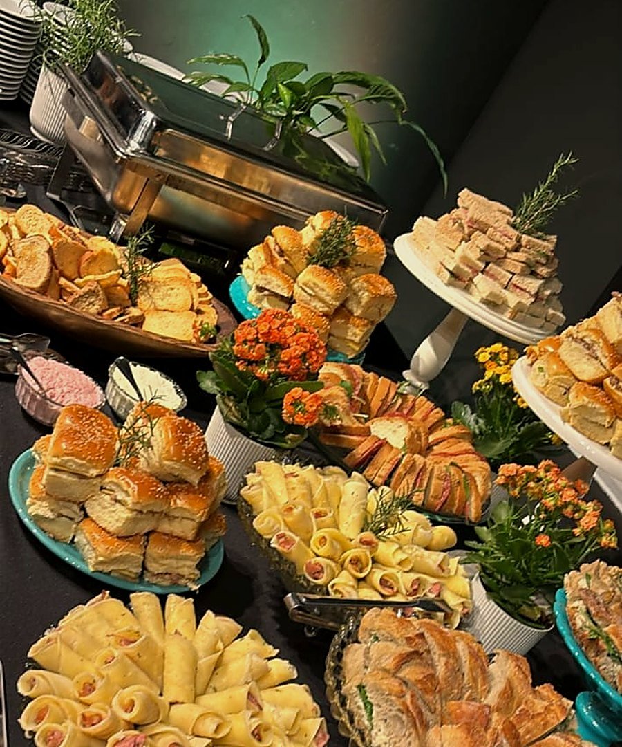 Detalhe de mesa da Blue Garden com frutas e doces