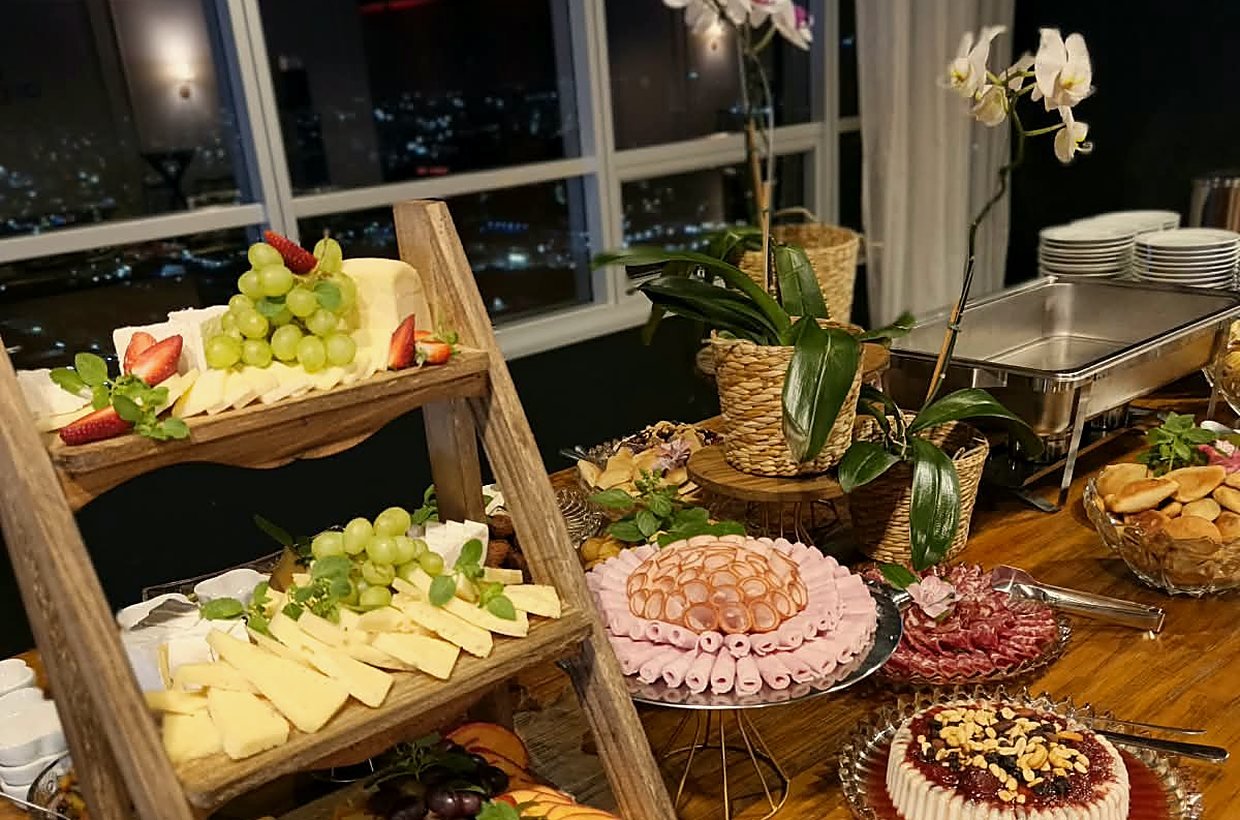 Mesa de buffet montada pela Blue Garden