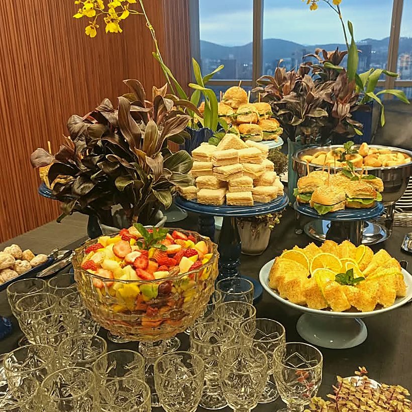 Coffee break com flores e frutas